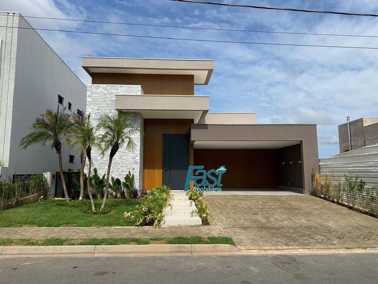 Sobrado à venda com 4 quartos, 349m² - Foto 1
