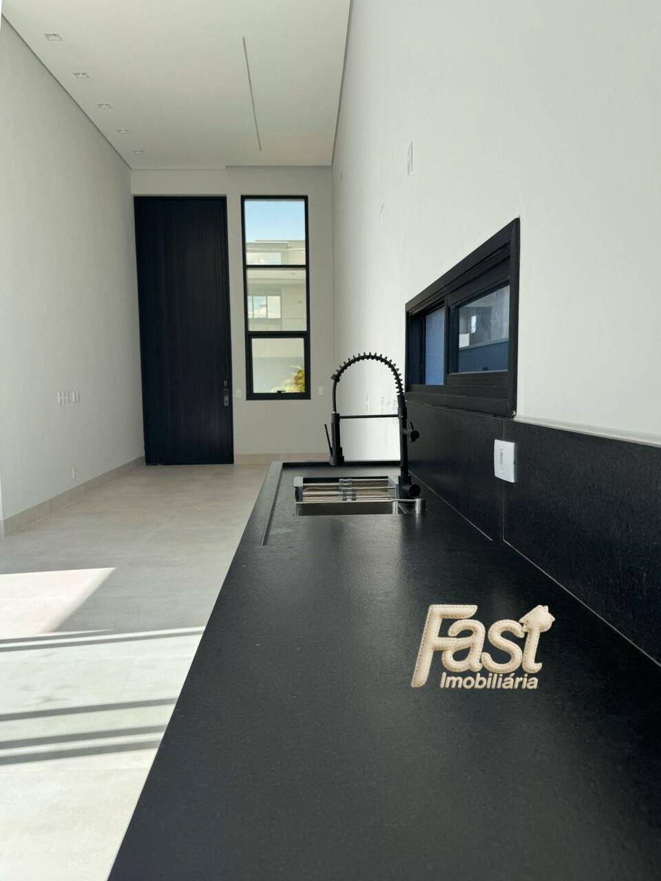 Casa à venda com 3 quartos, 300m² - Foto 4
